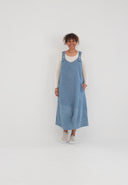 Vestido camisola "Mara" decote em V, comprimento midi e estilo confortável do dia a dia